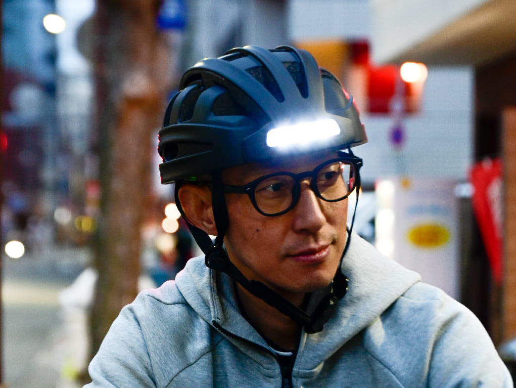 フロントライトを点灯したFT888Dを着用する男性